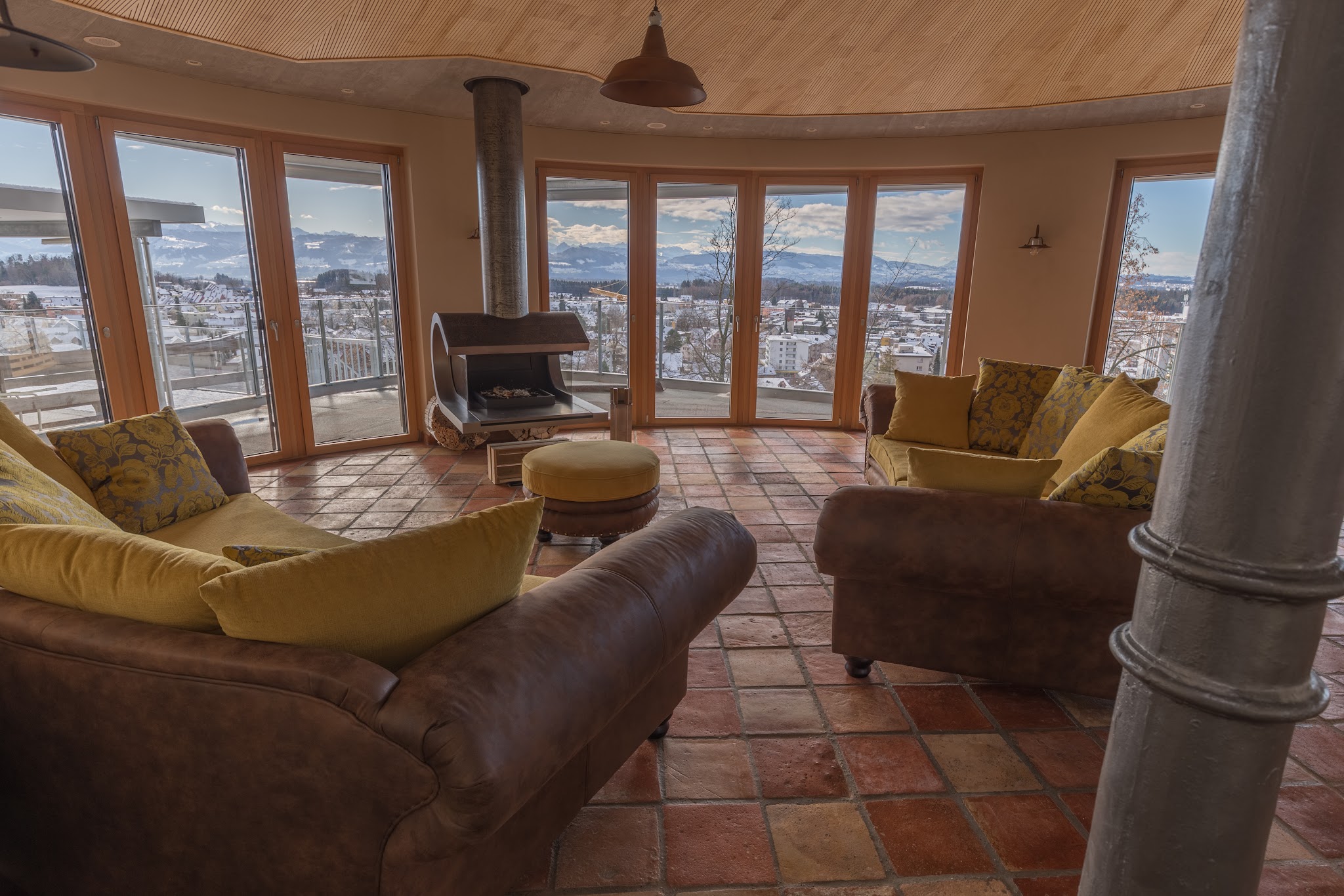 Wohnraum mit Terrakottaboden und Panoramafenstern