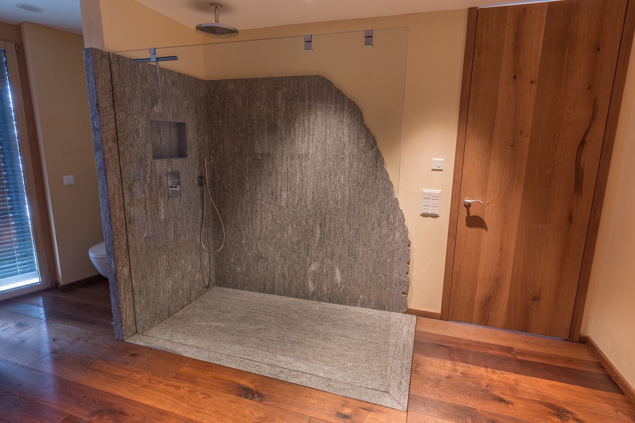Begehbare Dusche mit Natursteinwand in Bruchkante