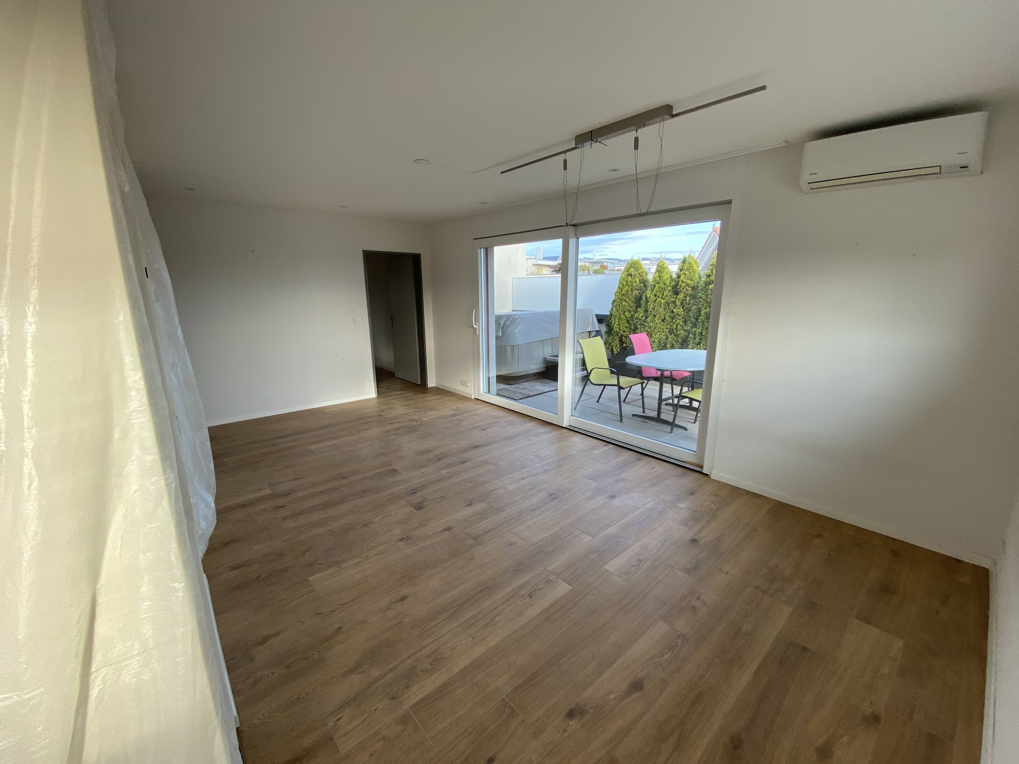 Heller Wohnraum mit Boden in Holzoptik