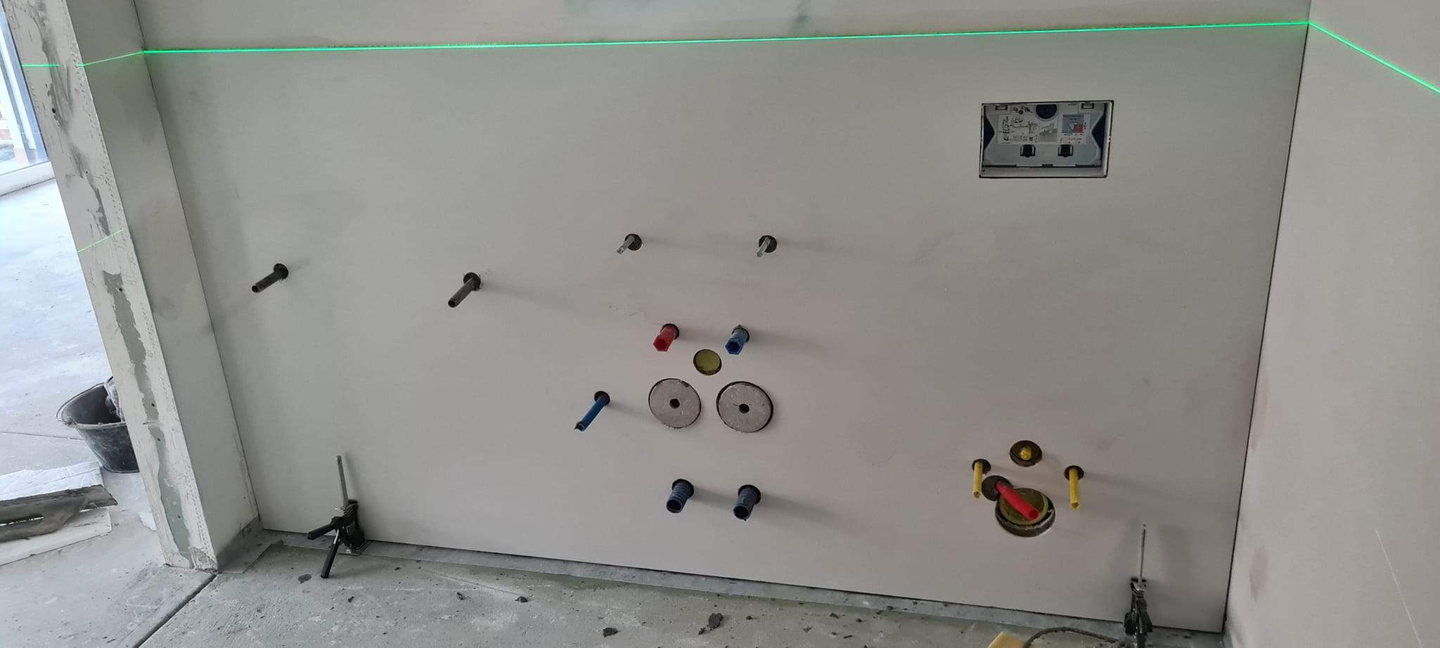 Vorbereitete Wand mit Anschlüssen und Laserlinie