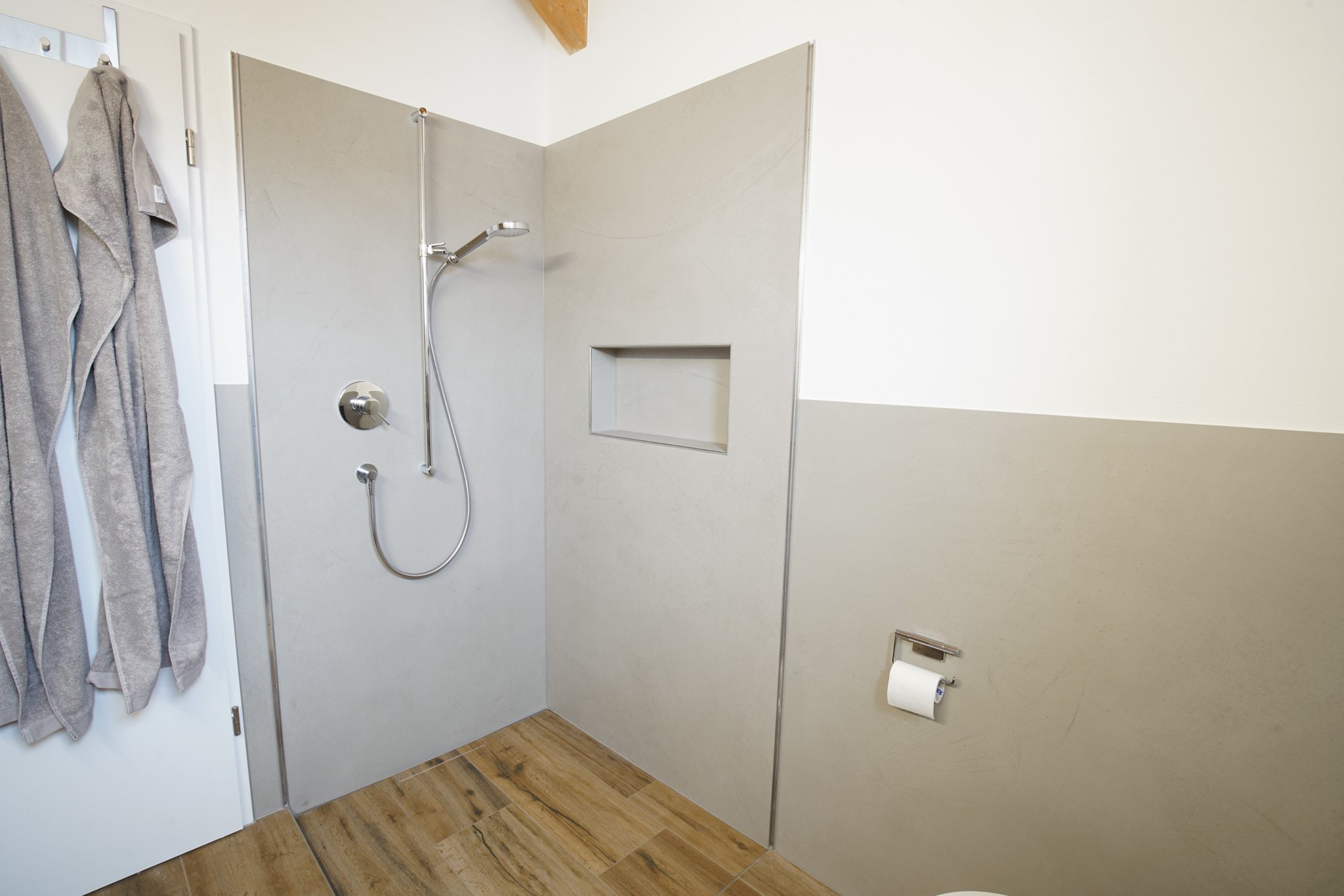 Dusche mit Nische in hellen Grossformatplatten