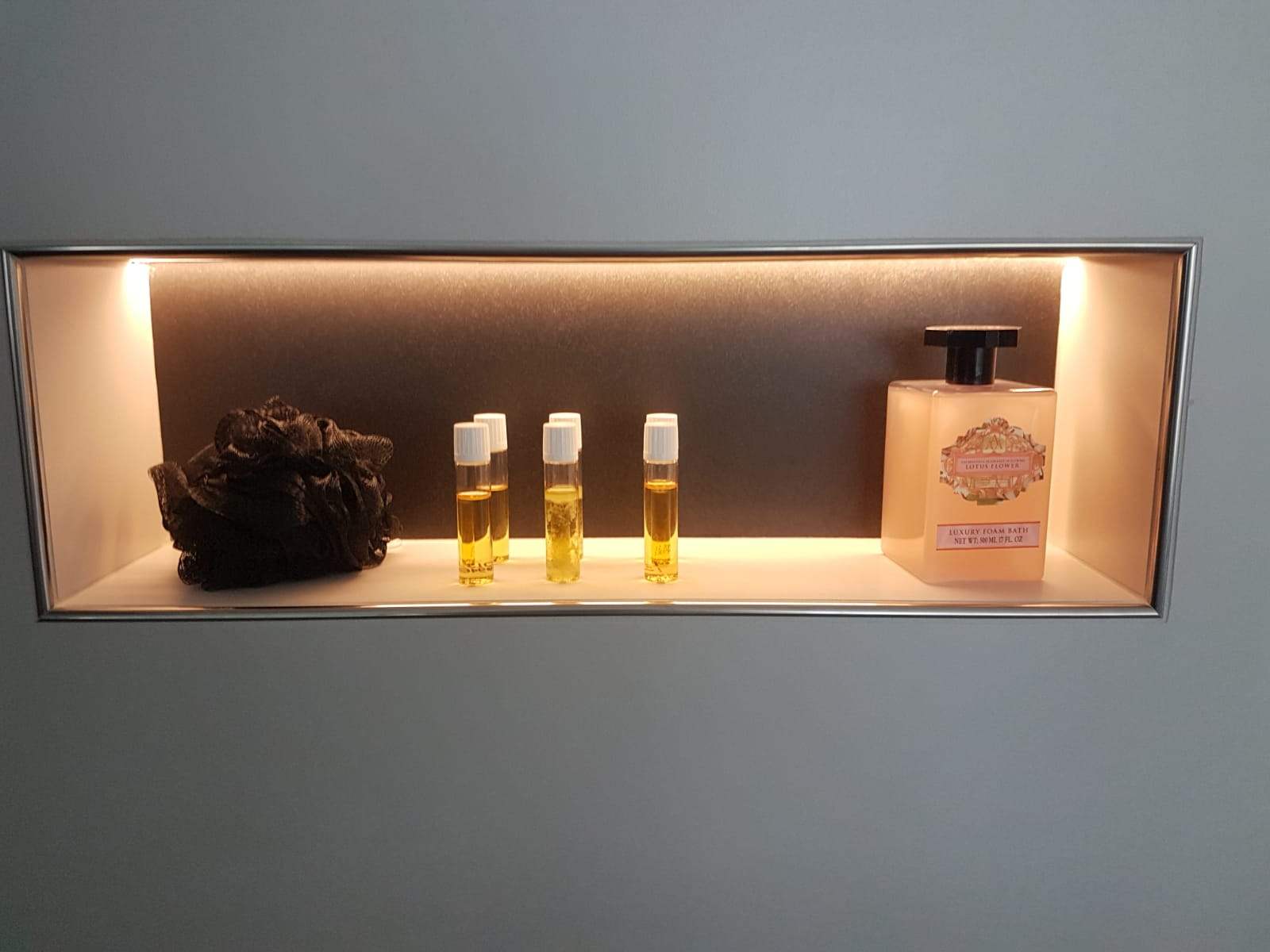 Beleuchtete Nische in einer Grossformatwand