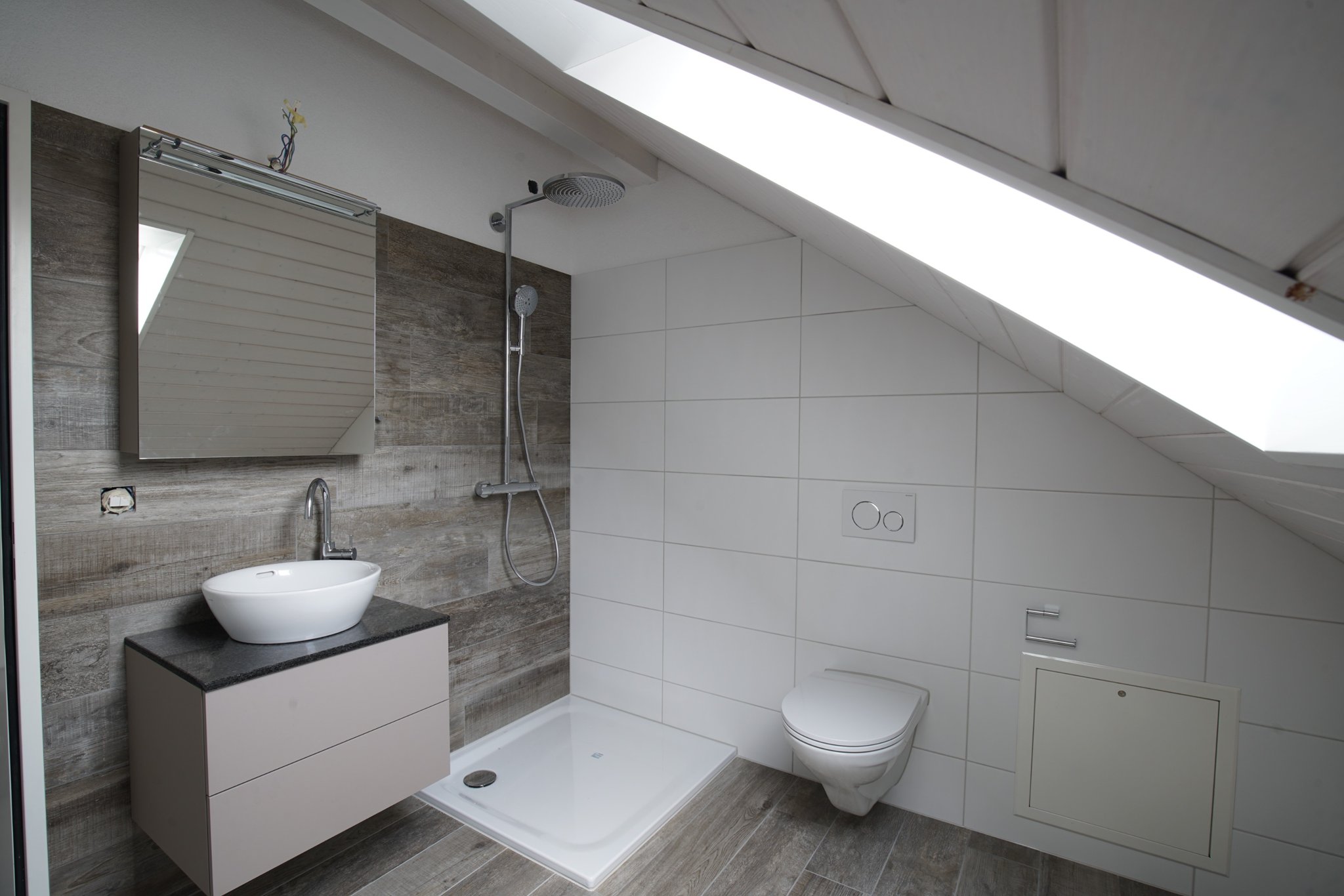 Dachbad mit Dusche, Holzoptik-Wand und Aufsatzbecken