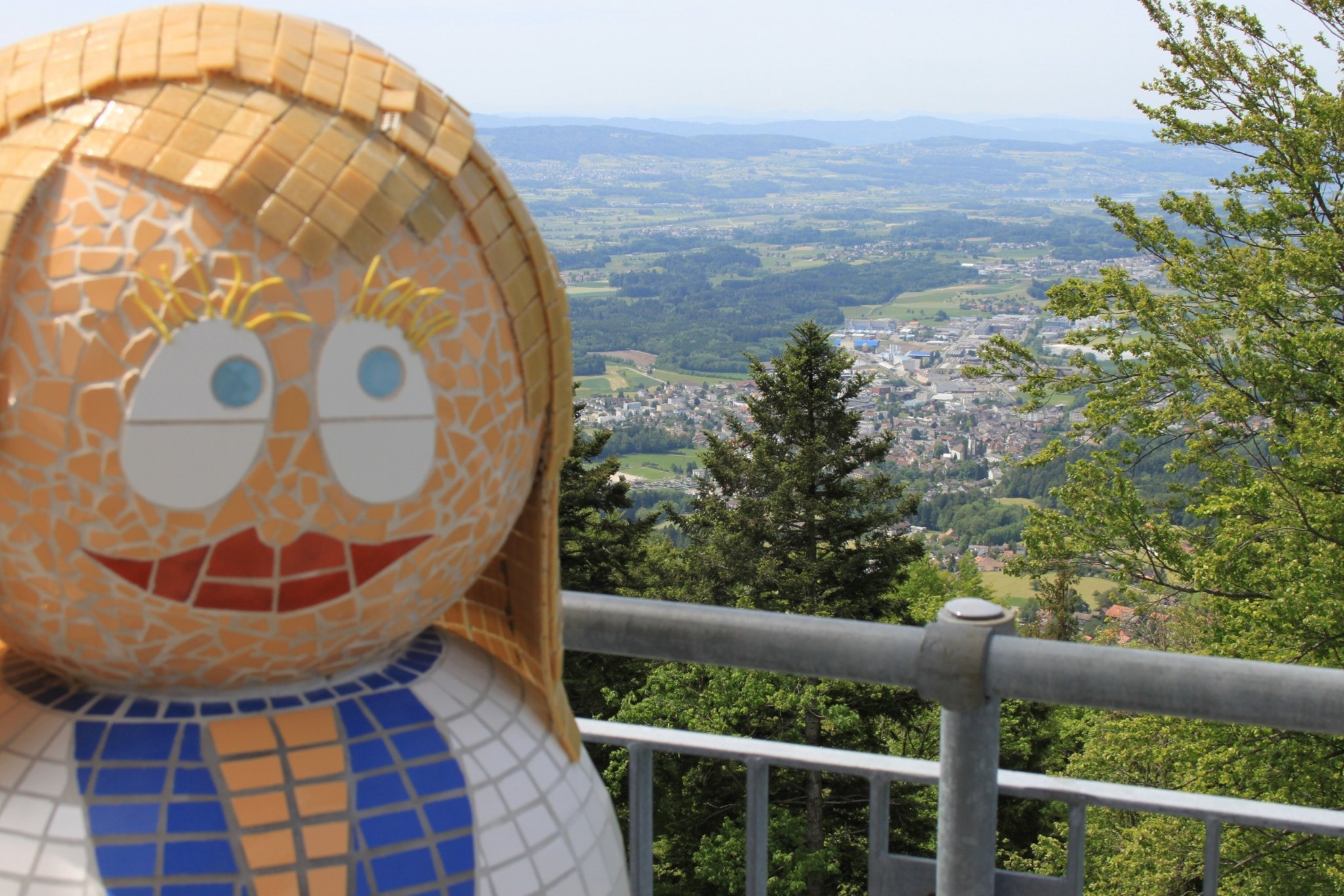 Mit Mosaik verkleideter Figurenkopf an einem Aussichtspunkt