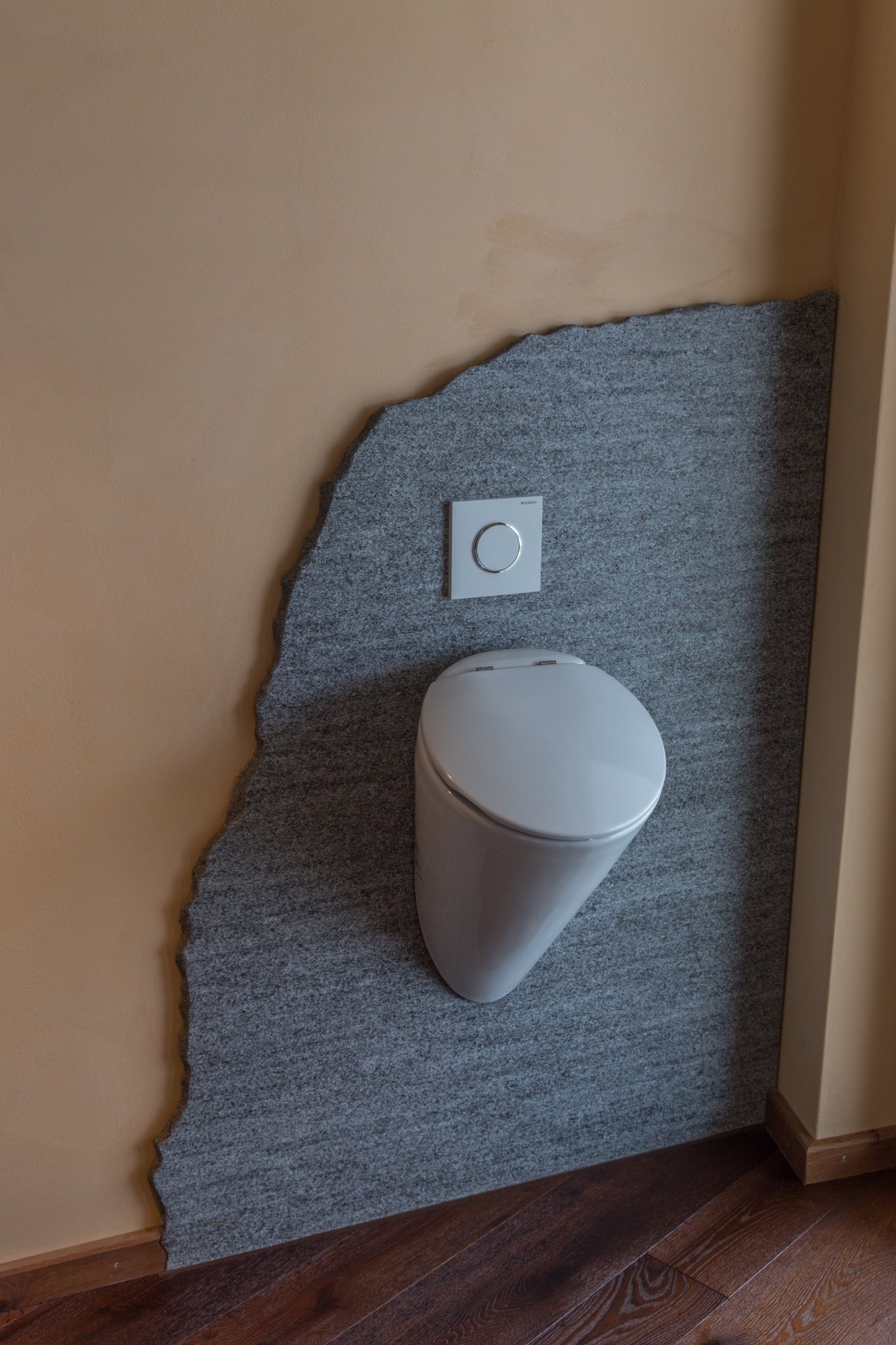Wand aus Calanca-Gneis mit Urinal