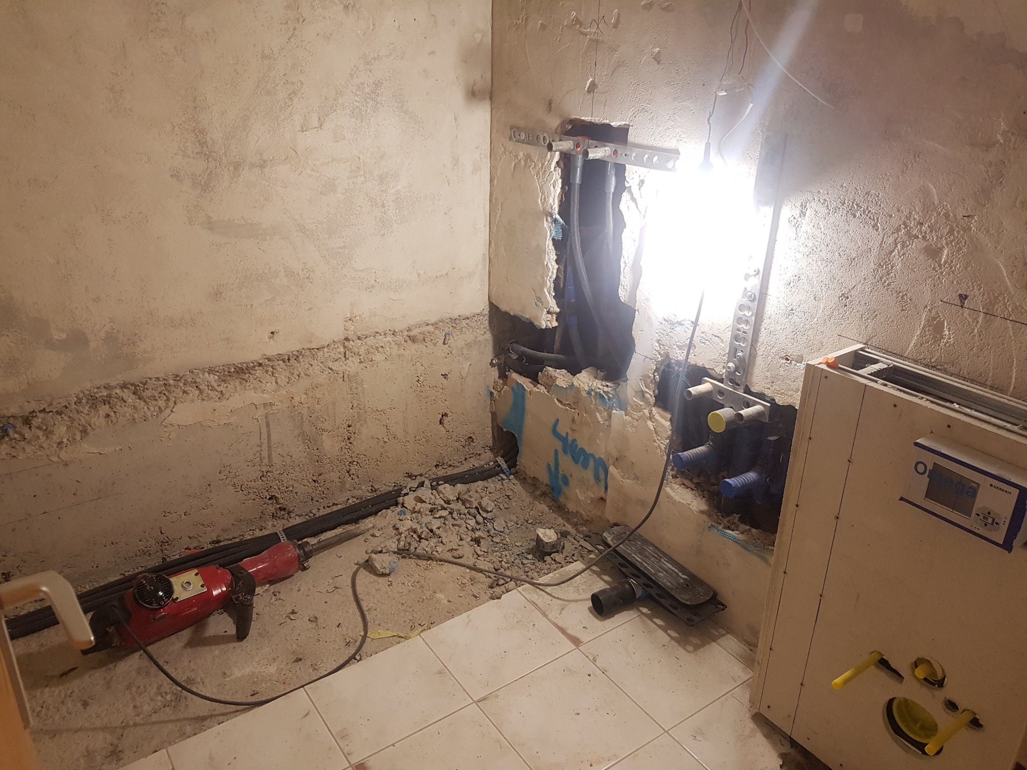 Bad im Rohbau nach dem Rückbau